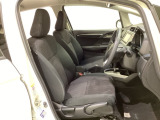 広い足元にゆったり座れるシートには肘掛けも装備しており長距離の運転でも疲れにくくなってます。女性でも運転がしやすいように、シートの高さ調整機能(シートリフター)がついています。