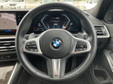 握りやすいステアリングは、運転操作をスムーズにします。オーディオやハンズフリー通話などの操作も、直感的に行えます。