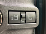 操作しやすいウインカーレバーで、安全な車線変更をサポート。確実な操作感で、スムーズな運転をアシストします。指先で簡単に操作できます。