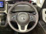 ハンドルにHondaセンシング系のクルーズコントロールやレーンキープアシストなどのスイッチと、オーディオの操作スイッチが装備されています。ハンドルから手を離さず安全に操作できます。