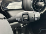 雨天時でもクリアな視界を確保できるワイパーレバー。運転安全性を高めます。