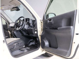 運転席・助手席ドアは開口範囲が広く、とても乗りやすいですよ!収納スペースもあります!
