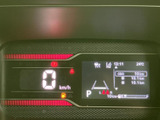視認性の高いメーター類で、運転に必要な情報を的確に把握できます。運転に集中できる、シンプルなデザインです。