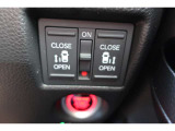 運転席に居ながら両側パワースライドドアの開閉ができます!