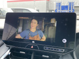 停車中には、テレビや映像コンテンツを楽しめます。長距離移動や休憩時間のお供に最適です。快適な時間をお過ごしください。