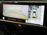 パノラミックビューモニター付きです。車両を上から見たような映像をディスプレイオーディオ画面に表示。運転席からの目視だけでは見にくい、車両周辺の状況をリアルタイムでしっかり確認できます。