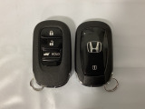 スマートキーを装備しています。鍵を差し込むことなくドアロックの開け閉めと、スタートボタン操作でのエンジンスタートができます。ボタン操作でトランクが開けられる電動テールゲートのボタンもついています。