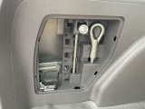 後席脇には車載工具などを収納。