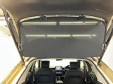 【トノカバー】荷室への視線をさえぎり、盗難防止やプライバシーの保護に役立ちます。簡単に取外しができるので必要に応じて柔軟にご利用いただけます。
