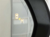 ブラインドスポットモニター装備。隣車線を走る車両を検知。ドアミラーでは確認しにくい後方、側方エリアに存在する車両や急接近してくる車両も検知しドアミラーに搭載されたLEDインジケーターが点灯します。