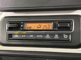 【オートエアコン】一度お好みの温度に設定すれば、車内の温度を検知し風量や温度を自動で調整。暑い&hellip;寒い&hellip;と何度もスイッチ操作をする必要はありません。快適な車内空間には必須の機能ですね♪