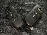 キーフリーシステム】電子キーをポケットやカバンに入れて携帯しているだけでドアの開け閉めやエンジンのON/OFFが出来ます☆ また、イモビライザー機能も備わっていますので盗難対策もバッチリです☆