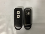 スマートキーを装備しています。鍵を差し込むことなくドアロックの開け閉めと、スタートボタン操作でのエンジンスタートができます。スペアキーも同じものを用意しております。