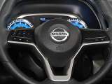 ハンドル左側には、アドバンスドドライブアシストディスプレイ設定、オーディオスイッチ、右側にはハンズフリー設定スイッチ