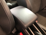 【アームレスト】運転時の疲労軽減にもなるアームレストがついています!