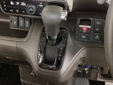 シフトはインパネシフト、パーキングブレーキは電子制御なので運転席と助手席の間はすっきりしています。