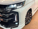 【LEDヘッドライト】悪天候や夜間走行時も良好な視界を確保し安心して運転できる高輝度LEDヘッドライトを装備!点灯速度が早く、消費電力も抑えられています。
