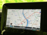 高精細な画面で、快適なドライブをサポートします。目的地設定からオーディオ操作まで、スムーズに行え、運転がより楽しくなります。