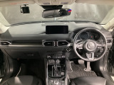安全運転と情報操作を両立する運転席まわり。さまざまな情報を扱いながら正しい姿勢で安全に運転できることを追求したコックピット!