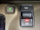セレクトレバーの右に電子制御パーキングブレーキがあります。スイッチひとつで、停車した地点の傾斜などをシステムが検知・判断してブレーキ力を自動的に最適制御し、しっかり停車できるパーキングシステムです。