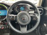 握りやすいデザインのステアリングは、運転操作を快適にします。スポーティなドライビングをサポートします。