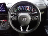ハンドル左側にはオーディオ操作が出来るオーディオリモートコントロールスイッチ、右側にはHonda SENSINGとオートクルーズコントロールのスイッチを装備!