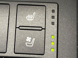 【シートヒーター&ベンチレーション】夏場は涼しい風でお尻や背中の熱やムレを防ぎ、冬はエアコンよりも早く温まってポカポカに!季節を問わず快適に過ごせます。