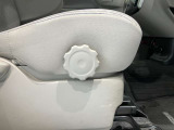 運転席はご自身の適切な運転ポジションへ移動可能なラチェット(ダイアル式)が付いております。