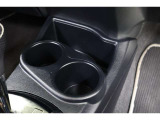 手の届きやすい場所にドリンクホルダーとオープン収納ポケットを備えています。