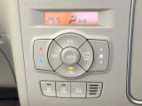 【オートエアコン】一度お好みの温度に設定すれば、車内の温度を検知し風量や温度を自動で調整。暑い&hellip;寒い&hellip;と何度もスイッチ操作をする必要はありません。快適な車内空間には必須の機能ですね♪