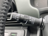 雨天時でもクリアな視界を確保するワイパーレバー。運転の安全性を高めます。