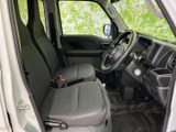 運転席からの視界は良好で、運転操作もスムーズに行えます。シートの座り心地も良好です。