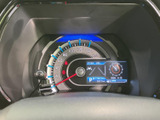 視認性の高いメーターパネル。速度やエンジン回転数など、運転に必要な情報をすぐに確認できます。デジタル表示を採用し、スタイリッシュな印象を与えます。