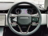 RANGEROVERのエレガントなステアリングはソフトレザーの握り心地の良いレザーを使用しています。