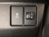 ハンドルの右側にはヘッドライトレベライザーとVSA(ABS+TCS+横滑り抑制)の解除スイッチがついています。ヘッドライトレベライザーは道路状況や積荷の加重に応じてライトの高さを調節できます。