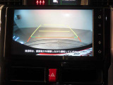 バック時の運転をサポートするバックガイドモニター付