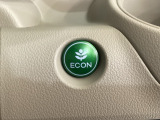 ECON モードをON にするとアクセルペダルの動きに対するエンジンの反応とエアコンの制御を切り換えることで、燃費のいい運転をするドライバーがペダルを踏んだ時と同じようにエンジンを制御します。