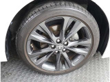 かっこいいホイールですね。 車のイメージを大きく左右するホイール部分はコダワリを持ちたいですね。