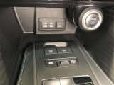 【電動パーキングブレーキ】パーキングブレーキの作動・解除をスイッチ操作で行えます。シフトを「P」ポジションに入れると自動で作動し、「P」以外のポジションにシフトすると解除されるオート機能付きです。