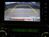 バックモニター付きで慣れない駐車場や車庫入れをサポートします。
