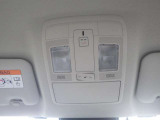 車内を照らすルームランプと小物入れの収納付きです!