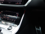 さりげなく心躍るライトアップを配備。夜の運転もなんだか楽しくなりそうです。