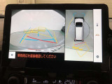 【パノラミックビューモニター】クルマの前後左右に搭載したカメラから取り込んだ画像を合成し、車両を上から見たような画像をディスプレイに表示します。