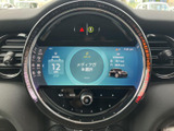 使いやすいインターフェースが特徴的なナビ・オーディオ。快適なドライブをサポートする機能が充実しています。