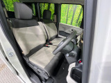 運転席まわりには十分なスペースがあり、大柄な方でもゆったり運転していただける環境です。