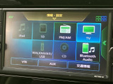 見やすい地図表示で、運転中の道案内をサポート。周辺情報も確認でき、初めての場所でも安心です。渋滞情報も確認できます。