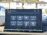 ディスプレイ一体型ナビゲーションシステムを搭載し、快適なドライブをサポートする機能を備えています。情報満載の画面でドライブをお楽しみください。