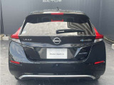 日産伝統のブーメラン型LEDリアコンビネーションランプと、艶やかなブラックのアッパーデッキリヤスポイラーが見事に融合しています