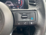 【プロパイロット】高速道路でアクセル、ブレーキ、ステアリング操作をクルマがサポート。高速走行におけるドライバーの負担を軽減します。その下には、携帯電話用ハンズフリースイッチが並びます。