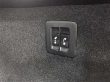 後席シートは電動リクライニング&電動格納機能付です。スイッチ操作で座ったままリクライニング調整が可能。格納する際は、ラゲージルーム内のスイッチ操作により後席シートバックの格納・引き起こしが可能です。